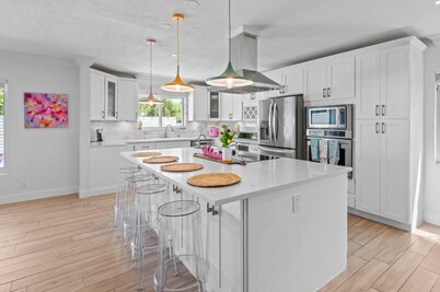 Spacious 5-bedroom house with fitness room and AC in welcoming Fort Lauderdale