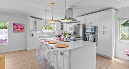 Spacious 5-bedroom house with fitness room and AC in welcoming Fort Lauderdale