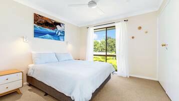 5 bedrooms, desk, iron/ironing board, travel cot