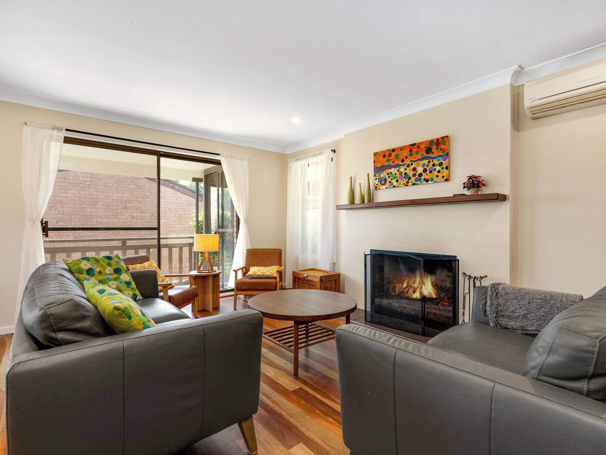 智能电视、壁炉、书、影片库