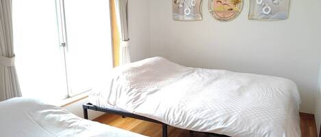 2 makuuhuonetta, työpöytä, silitysrauta/-lauta, vauvan matkasänky