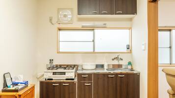 Kjøleskap, mikrobølgeovn, kokeplater og vannkoker