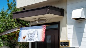Une entrée d’immeuble avec une banderole, une porte et une porte de garage.