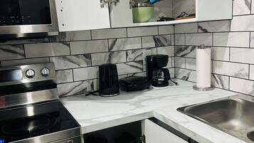 Kjøleskap, mikrobølgeovn, ovn og kokeplater