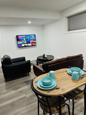 Interior - Spacious guest suite in Regina, Canada (Regina)