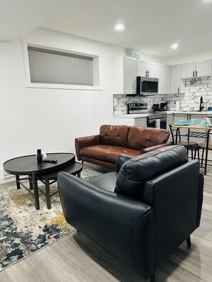 Smart TV - Spacious guest suite in Regina, Canada (Regina)