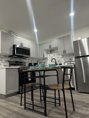Fridge, microwave, oven, stovetop - Spacious guest suite in Regina, Canada (Regina)