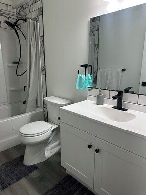 Towels, soap, shampoo, toilet paper - Spacious guest suite in Regina, Canada (Regina)