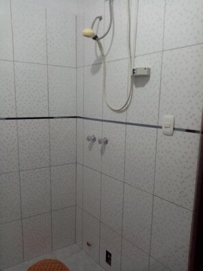 Shower, rainfall showerhead, hair dryer, towels - Hostal Aylluq Wasin  (Urubamba)