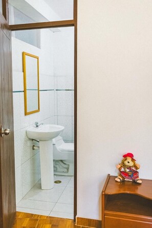 Shower, rainfall showerhead, hair dryer, towels - Hostal Aylluq Wasin  (Urubamba)