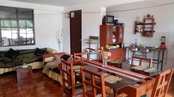 Lemari es, microwave (berdasarkan permintaan), blender, dan penggorengan