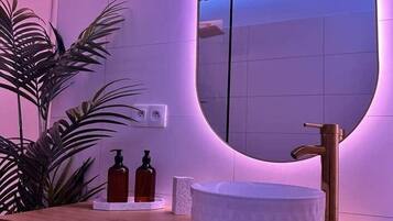 Secador de pelo, jabón, papel higiénico