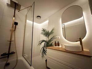 Haartrockner, Seife, Toilettenpapier