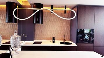 Een koelkast, een magnetron, een oven, een kookplaat