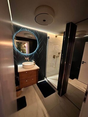 Douche, articles de toilette (gratuits), séchoir à cheveux, savon