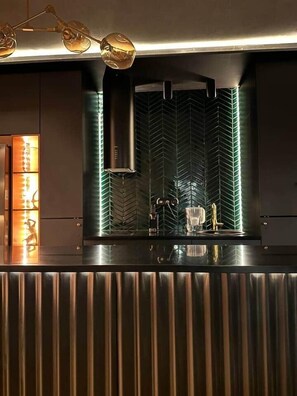 Kühlschrank, Herdplatte, Geschirrspüler, Wasserkocher