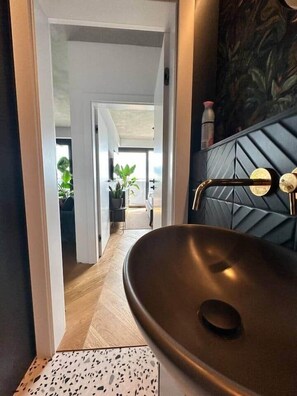 Douche, articles de toilette gratuits, sèche-cheveux, savon