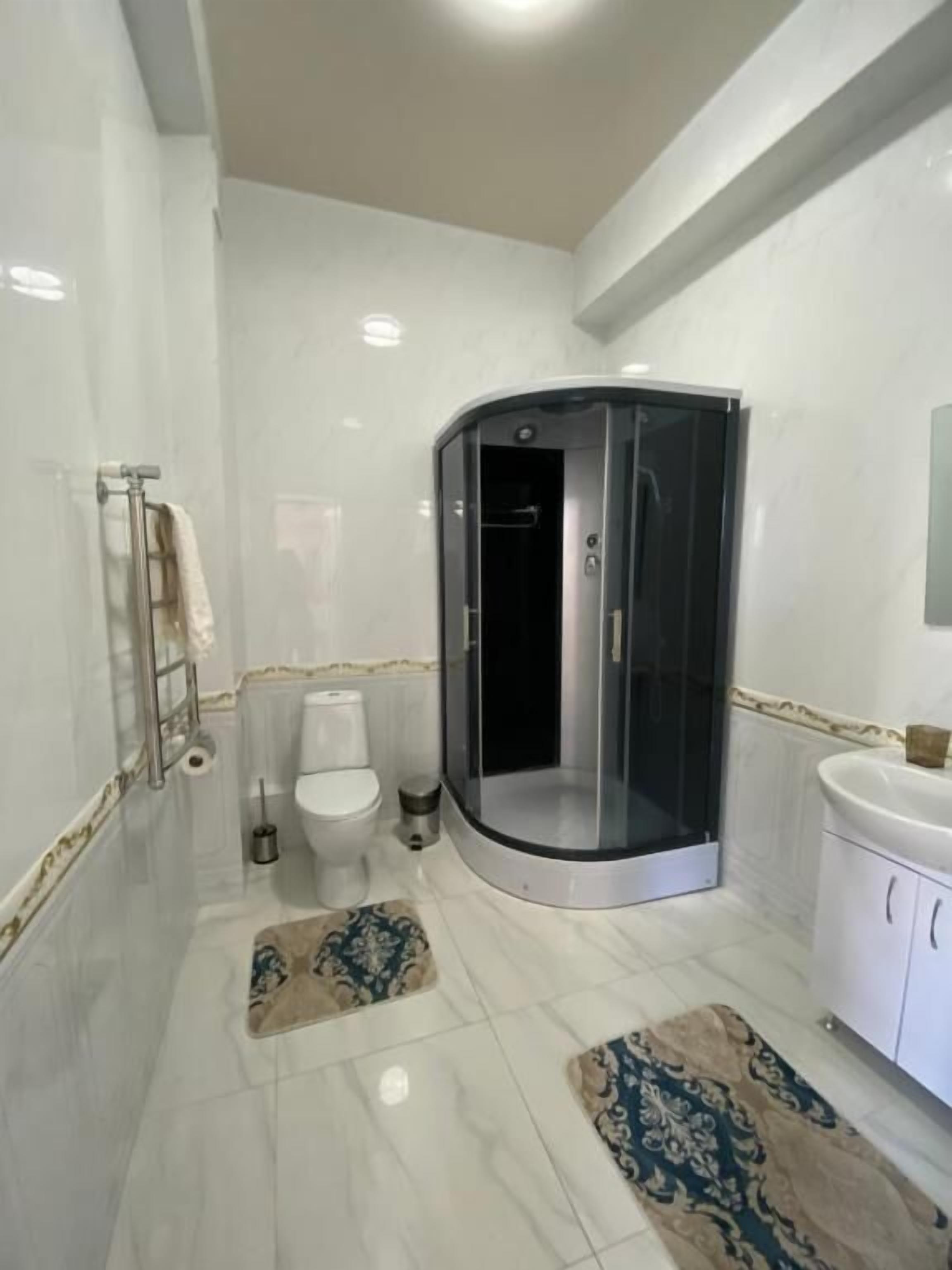 Deluxe Double Room | Bathroom | Shower, free toiletries, hair dryer, toilet paper