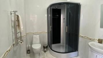 Deluxe Double Room | Bathroom | Shower, free toiletries, hair dryer, toilet paper