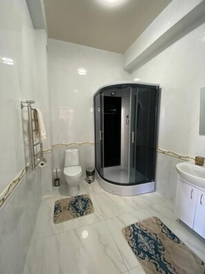 Deluxe-dobbeltværelse | Badeværelse | Bruser, gratis toiletartikler, hårtørrer, Toiletpapir