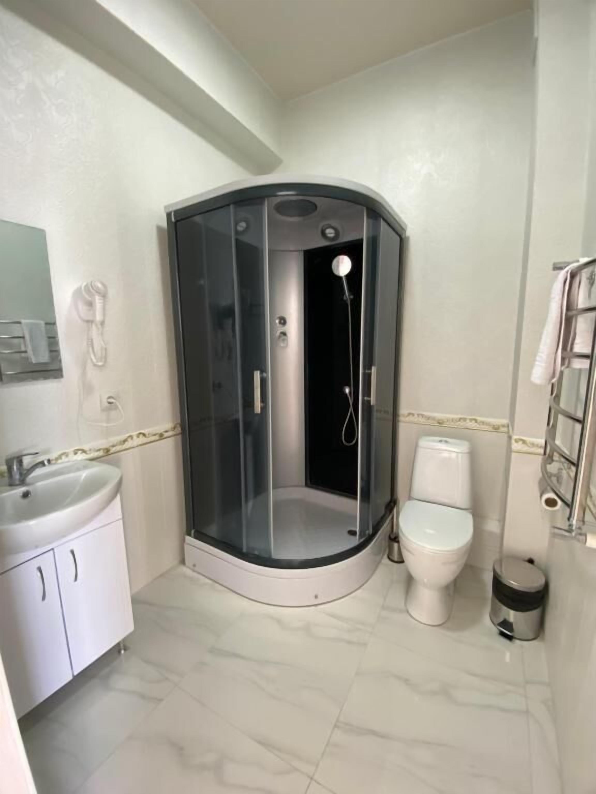 双人房 | 浴室 | 淋浴设施、免费洗浴用品、吹风机、卫生纸