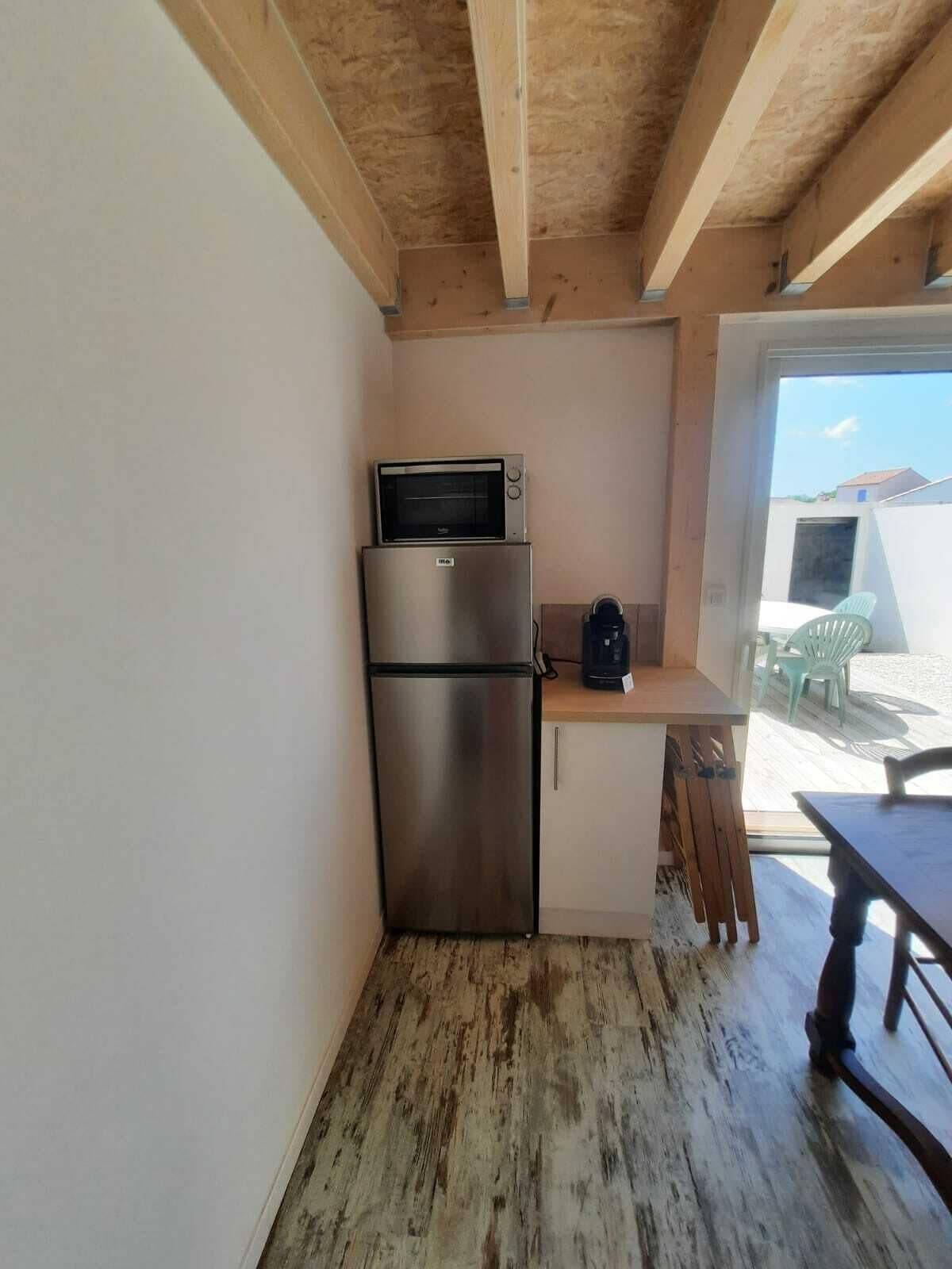 Micro-ondes, four, plaque de cuisson, cafetière/bouilloire