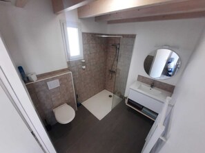 Shower, hair dryer, towels, soap - L'Abri Côtier (Les Sables-d'Olonne)
