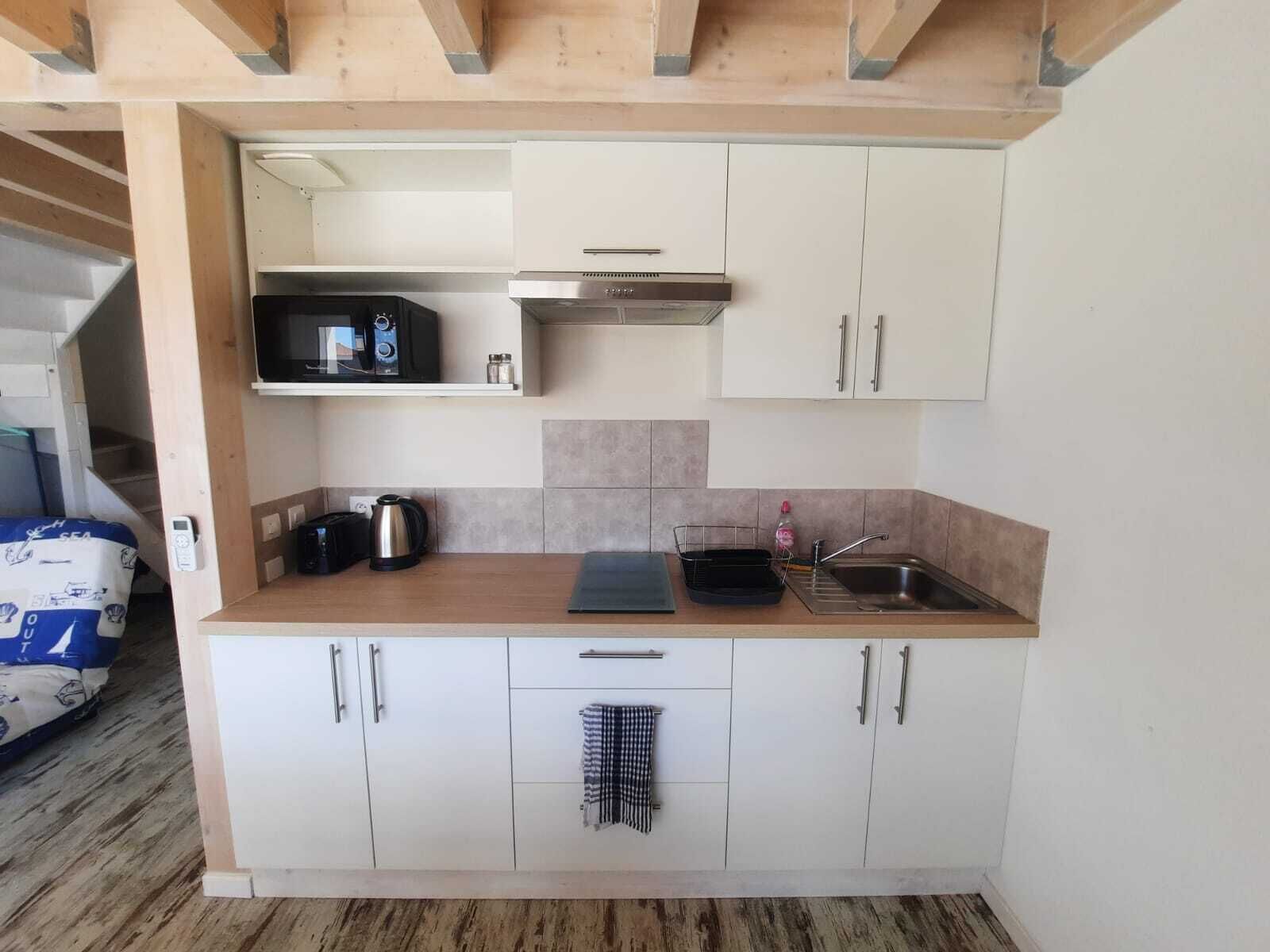 Micro-ondes, four, plaque de cuisson, cafetière/bouilloire