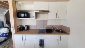 Micro-ondes, four, plaque de cuisson, cafetiĂšre/bouilloire