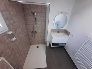 Shower, hair dryer, towels, soap - L'Abri Côtier (Les Sables-d'Olonne)
