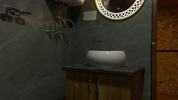 Family Cottage | Bathroom | Shower, towels, soap, shampoo