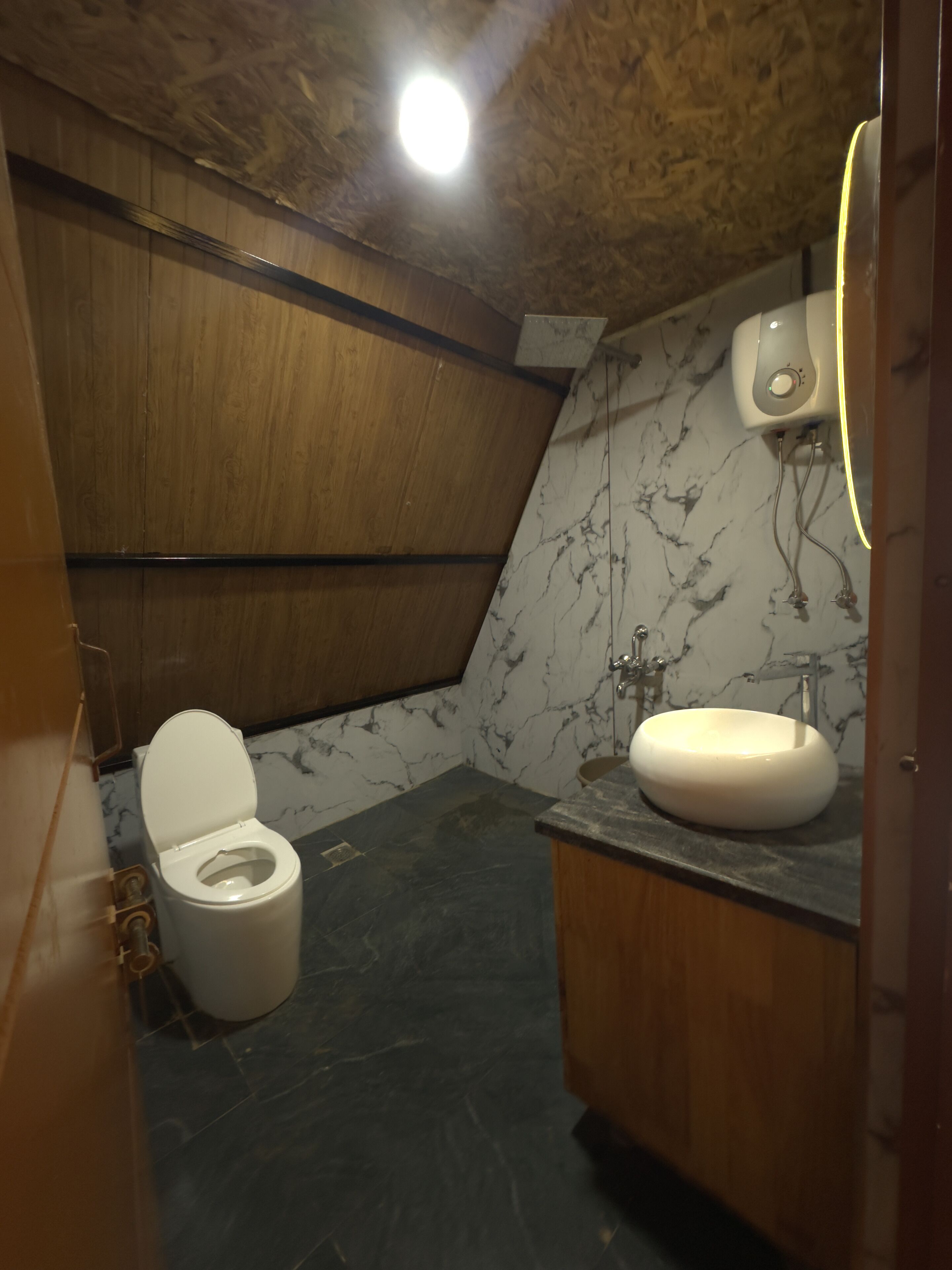 Shower, handuk, sabun, dan sampo