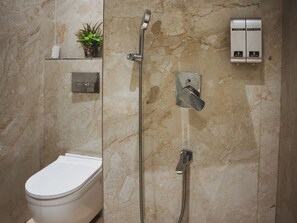 Executive kamer | Badkamer | Een douche, gratis toiletartikelen, handdoeken, zeep