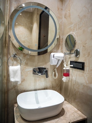 Executive Room | Bathroom | Shower, free toiletries, towels, soap