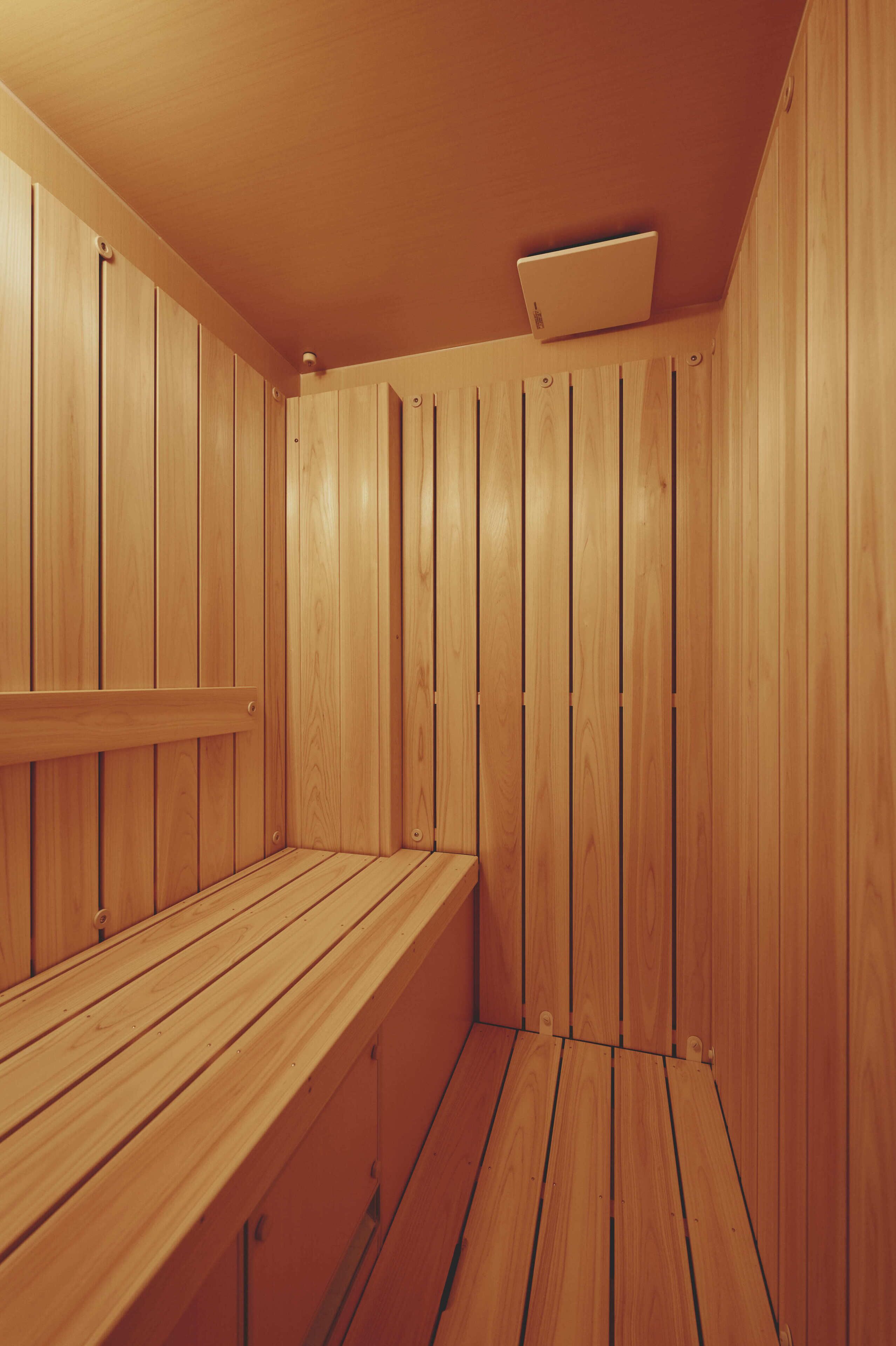 Una sauna con paredes y bancos de madera.