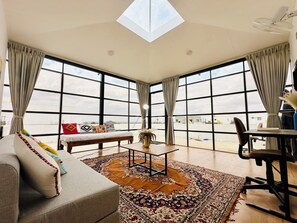 TV, fireplace