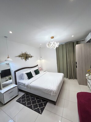 Studio, Balcony, City View | Desk, iron/ironing board, free WiFi