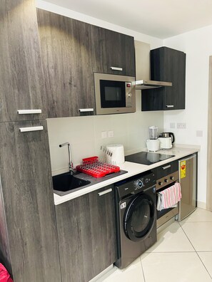 Estudio, balcón, vista a la ciudad | Escritorio, tabla de planchar con plancha y wifi gratis 