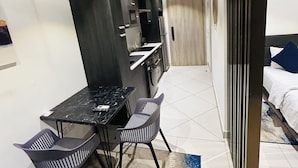 Studio, balkon, pemandangan kota | Makan di kamar