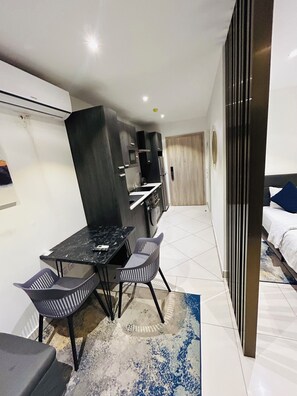 Studio, Balcony, City View | In-room dining