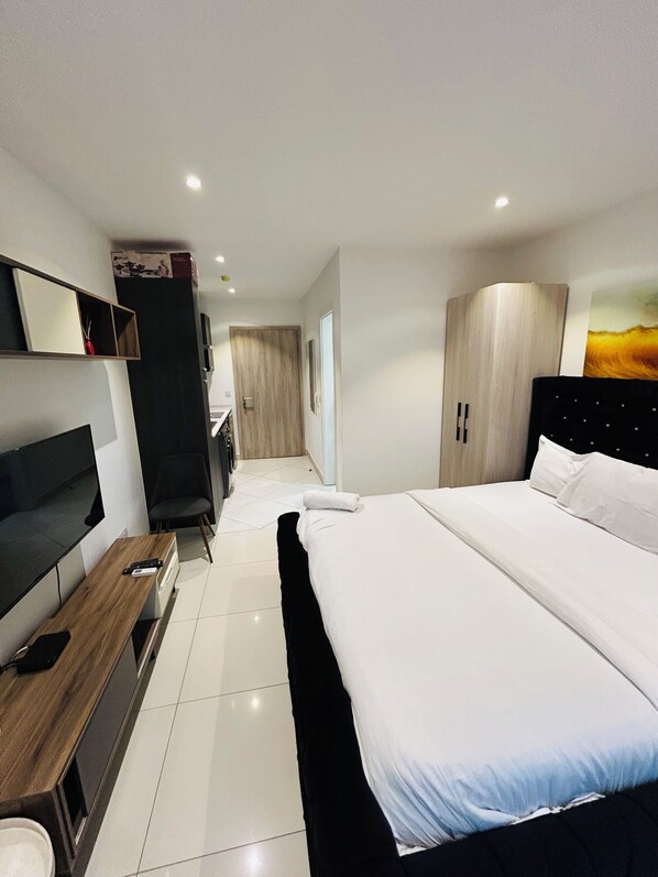 Studio, Balcony, City View | Desk, iron/ironing board, free WiFi