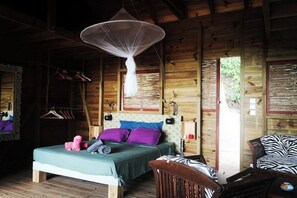 1 bedroom, bed sheets - Tree house perched among the trees (Deshaies)