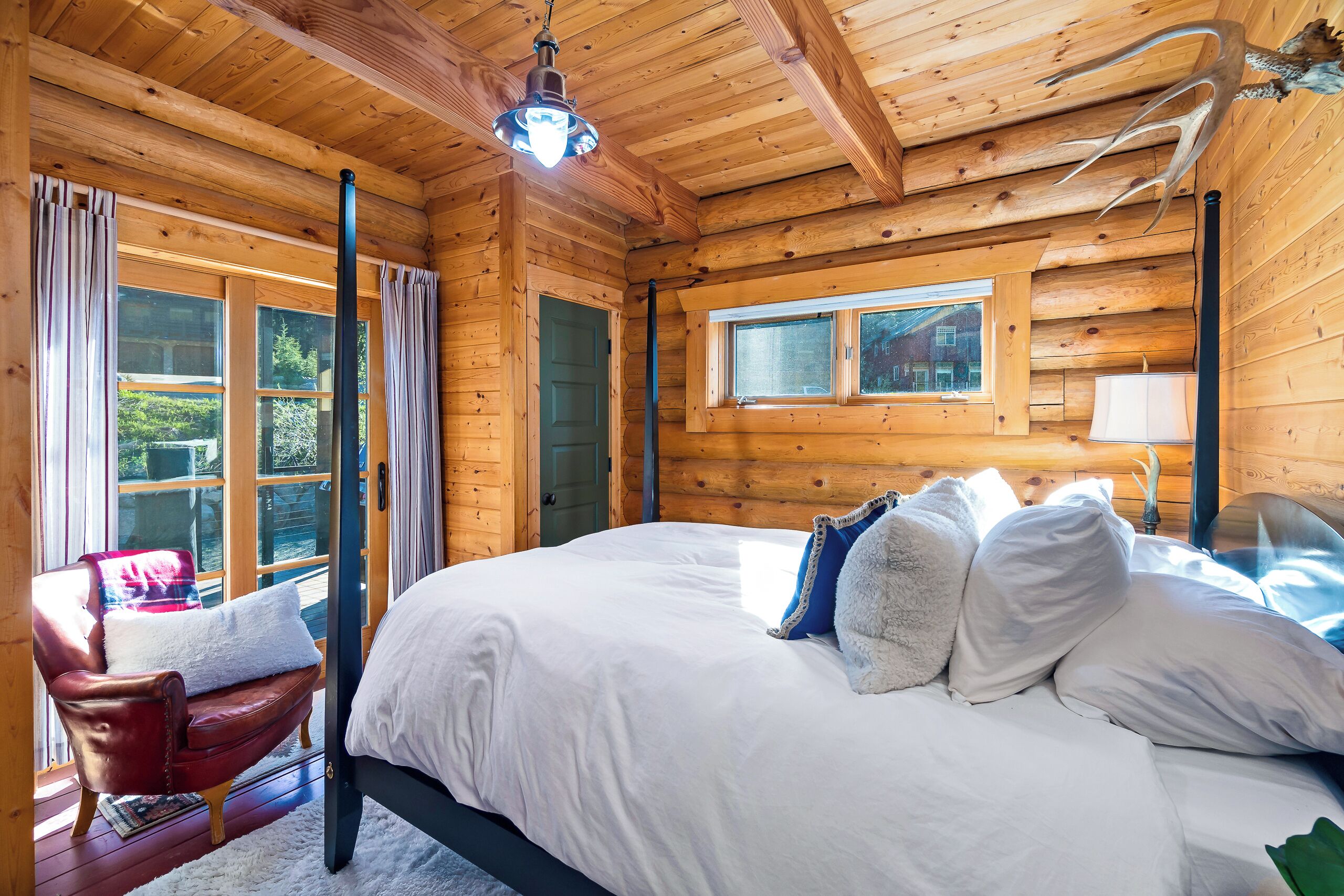 4 bedrooms, desk, iron/ironing board, travel crib