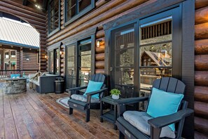 Exterior detail - Black Bear Lodge (Snoqualmie Pass)