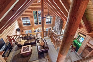 Älytelevisio, takka, videopelejä, DVD-soitin