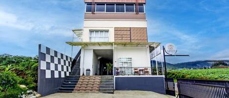 المنشأة من الخارج