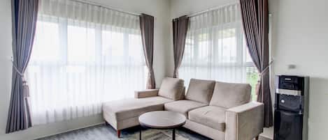 Deluxe Double Room | Living room | 32-inch flat-screen TV with cable channels