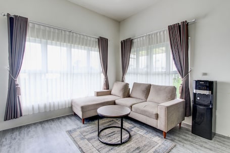 Deluxe Double Room | Living room | 32-inch flat-screen TV with cable channels