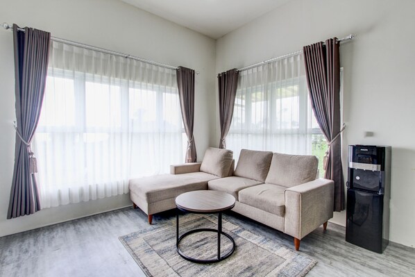 Quarto casal luxo | Sala de estar | TV de tela plana 32 polegadas com canais a cabo