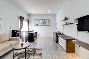 Deluxe Double Room | Living room | 32-inch flat-screen TV with cable channels - Capital O Sudirto Villa Dan Homestay Dieng (Wonosobo)